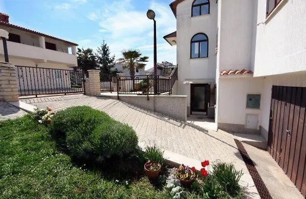 Apartment Gemuetliches Appartement Mit Terrasse In Strandnaehe Pjescana Uvala